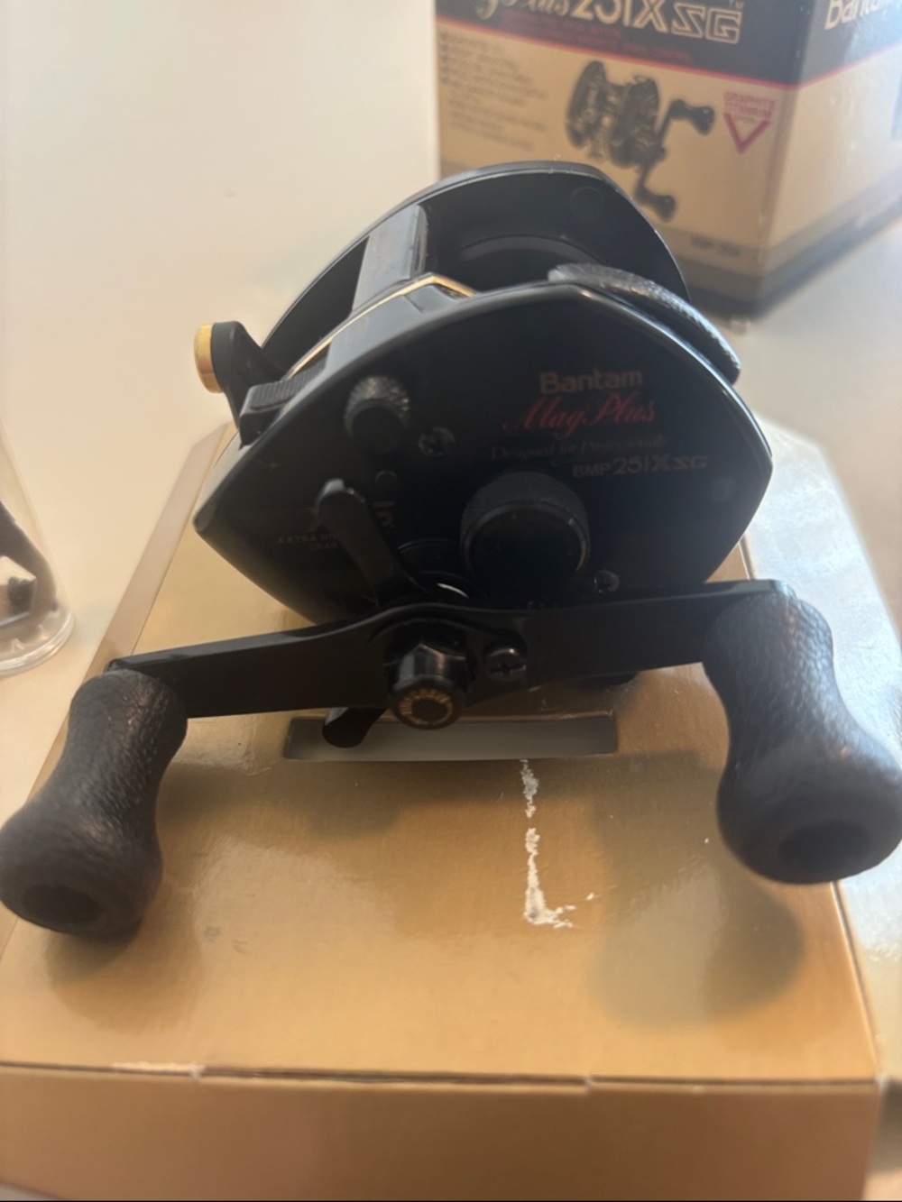 Shimano black and gold low-profile left hand baitcasting reel - Picture 4 of 5